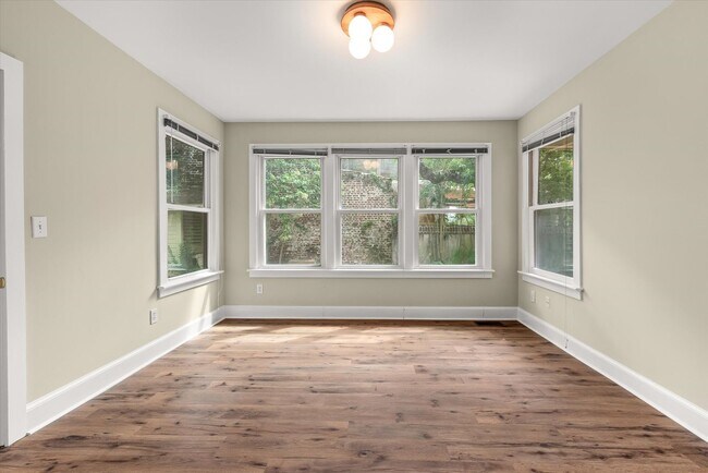 Building Photo - Harleston Village 3 Bed/2.5 Bath Gem Avail...