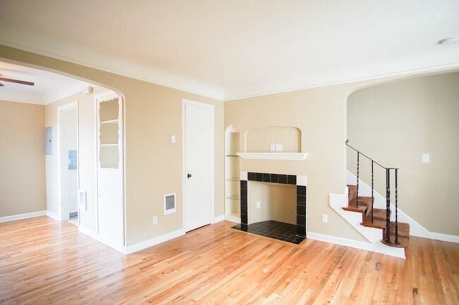 Building Photo - In the Heart of NW-Mid-Century 2Bdr Lives Like a Little House!