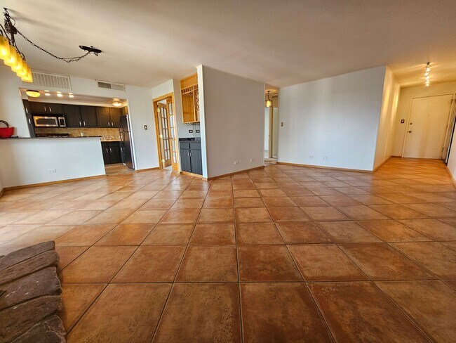 Building Photo - Amazing Penthouse 2 Bedroom 2 Bath With Mo...