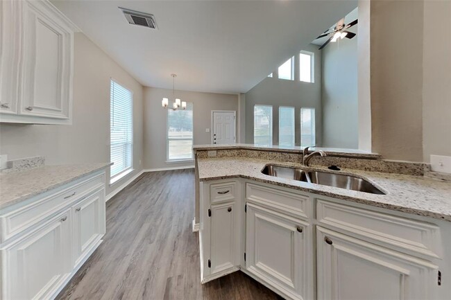 Building Photo - 2727 Lakecrest Way Dr
