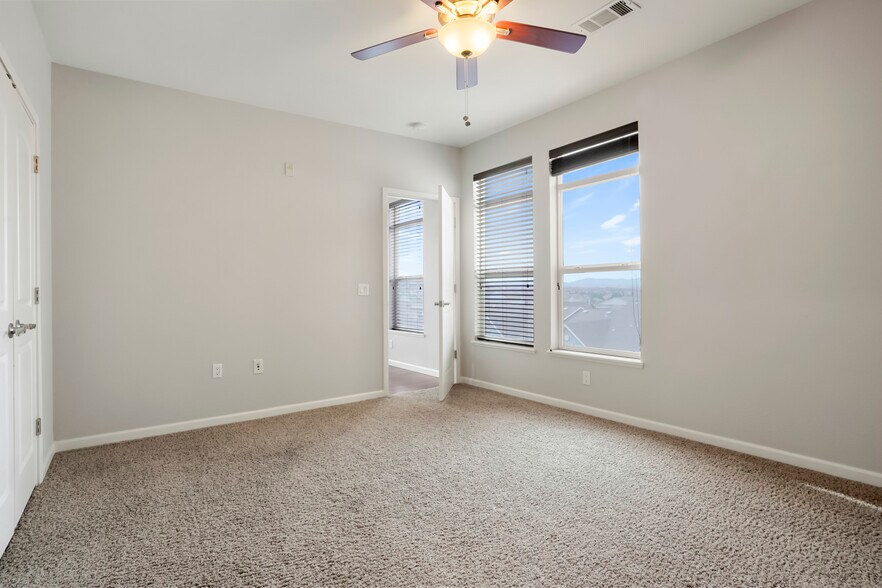 Building Photo - 10184 Park Meadows Dr