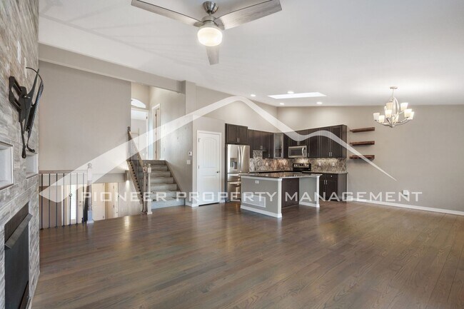 Building Photo - Stylish Townhouse 2bed / 2bath, 2 car garage and AC in Gated Community Near Powers Corridor