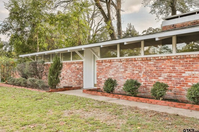 Building Photo - 3215 Fernwood Dr