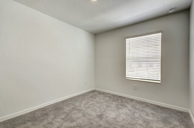 Building Photo - "Charming 3-Bedroom Home with 2.5 Baths in...