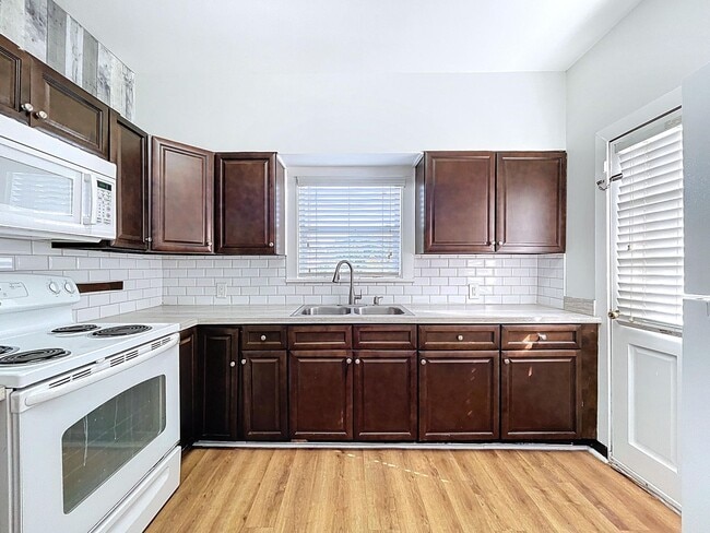 Building Photo - 1/1 in Central Lakeland with a great side ...