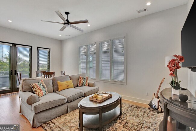 Building Photo - 2bd/2.5ba in Trilith. LakeFront Views!