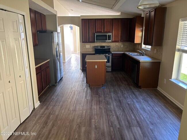 Building Photo - 1425 Laurel Oak Dr