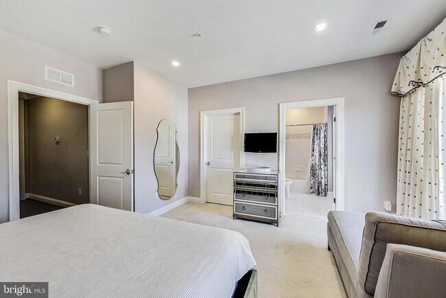 Building Photo - 10821 Symphony Park Dr