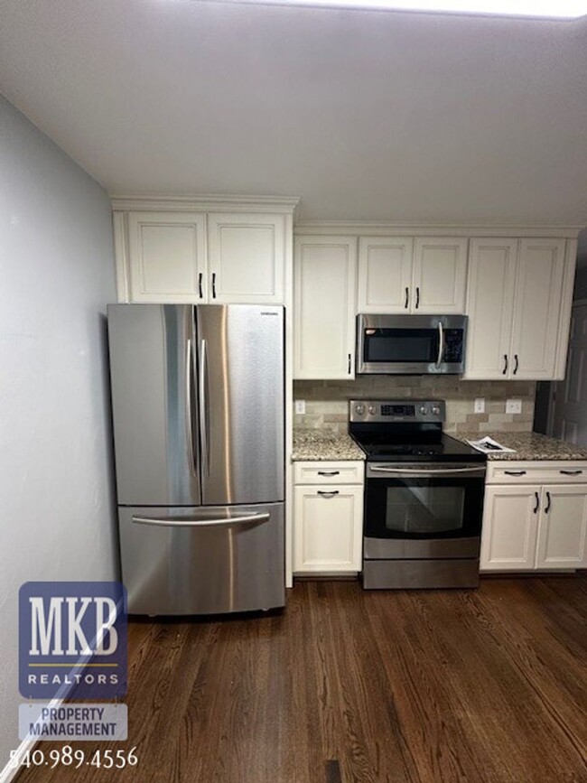 Building Photo - Luxurious 4 Bd/3.5Ba home located in The G...