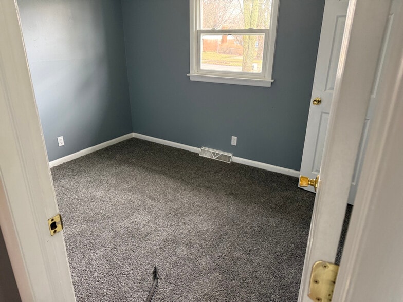 Building Photo - 806 S 16th St