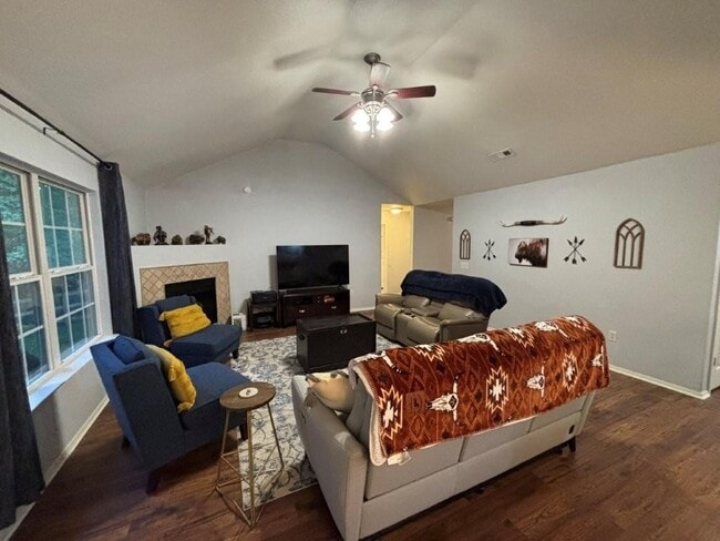 Building Photo - 6 Hart Ln