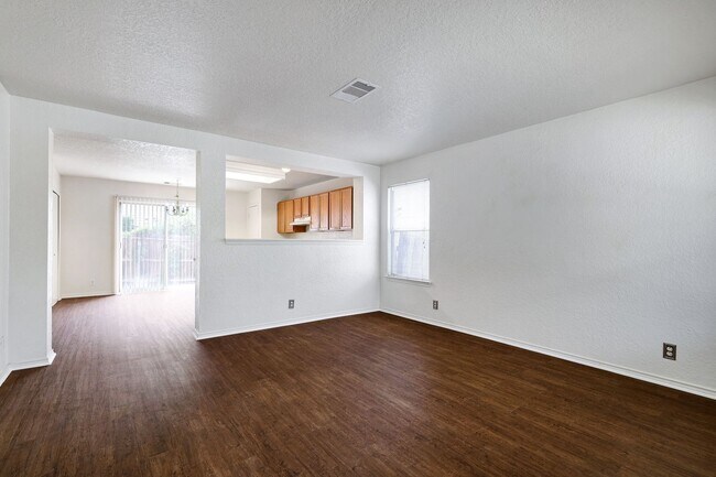 Building Photo - ***MOVE-IN SPECIAL: ONE WEEK FREE***Renova...