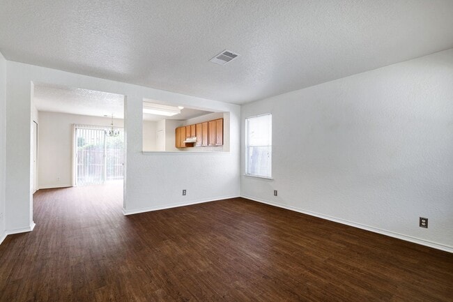 Building Photo - ***MOVE-IN SPECIAL: TWO WEEKS FREE***Renov...