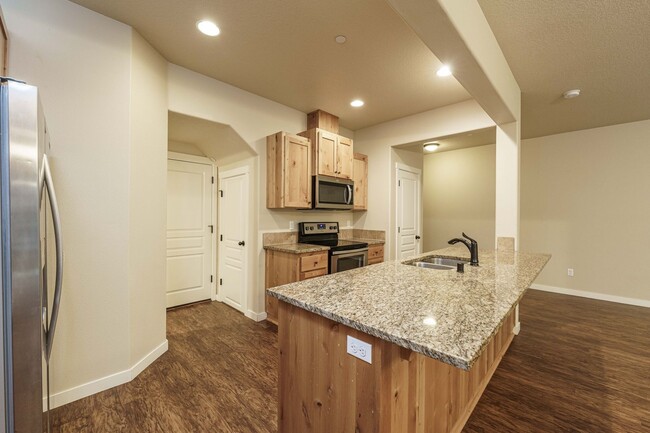 Building Photo - 3 Bedroom 2.5 Bath Townhome - Convenient R...