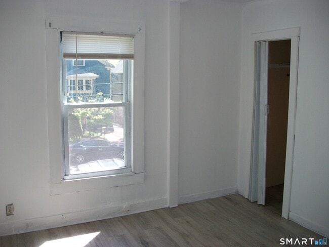 Building Photo - 27 Lilac St