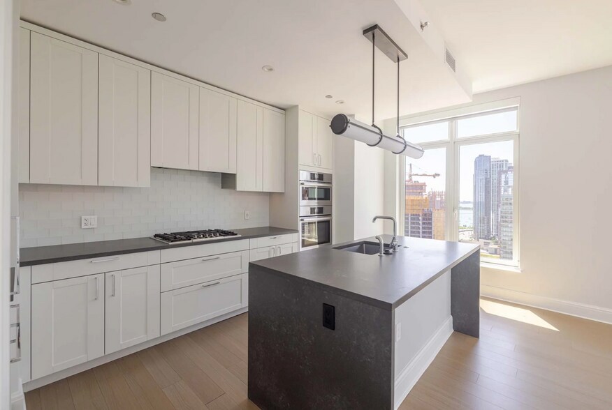 Building Photo - 502 E Illinois St