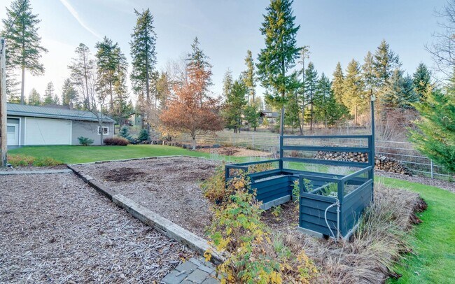 Building Photo - Hauser Lake View Home With Shop