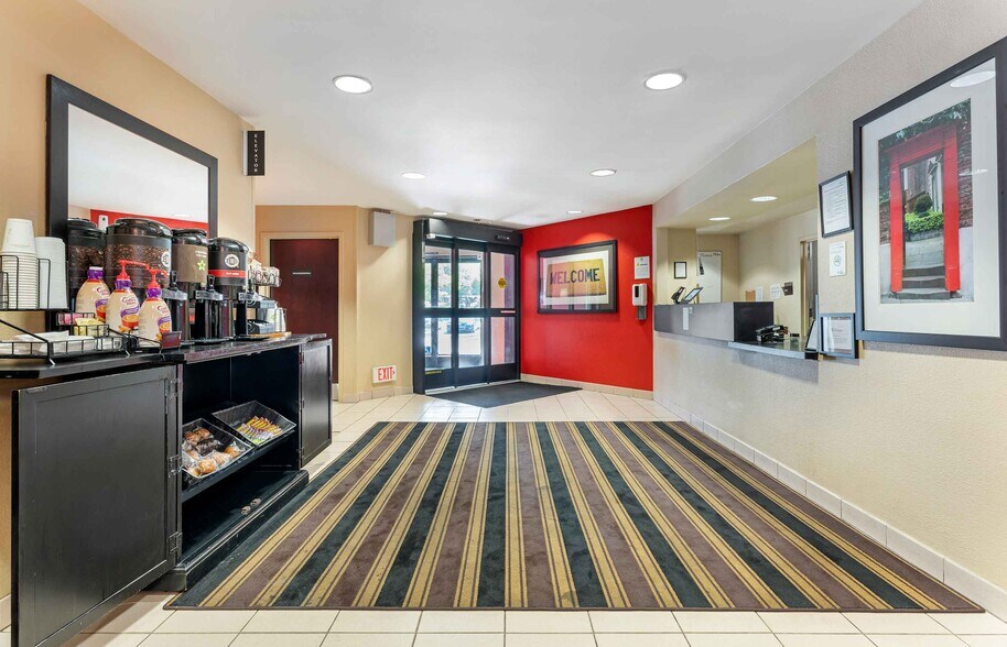 Building Photo - Furnished Studio-Richmond - Hilltop Mall