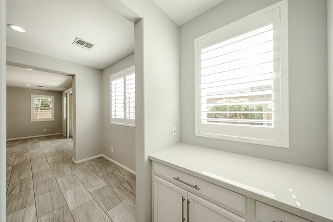 Building Photo - Beautiful 5bedrooms-2Baths Modern Style Home!