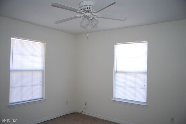 Building Photo - 3 br, 2 bath Duplex - 15139 Deer Creek Dr ...