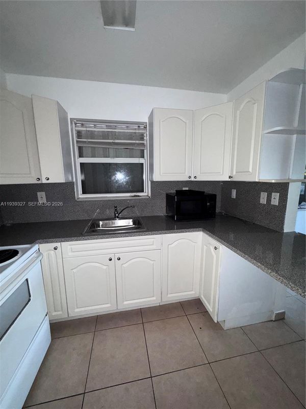 Building Photo - 14140 NE 2nd Ct