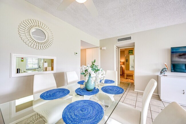 Building Photo - 745 W Country Club Dr