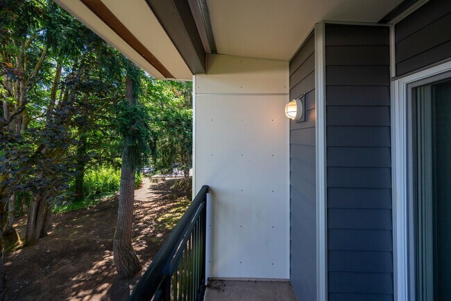 Building Photo - Large 2 Bedroom Condo in Bellevue - Near M...