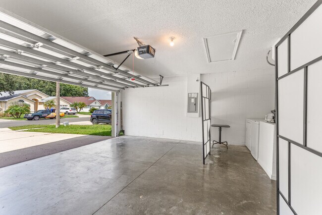 Building Photo - 3 bed with Solar heating Private Pool