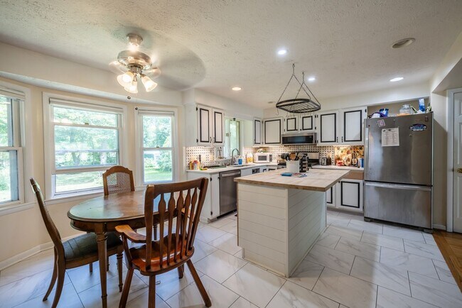Building Photo - 58 Dutchess Dr