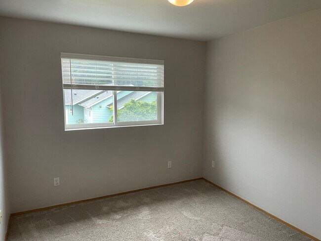 Building Photo - Lovely 3 Bedroom Coupeville Home! Huge Back Yard