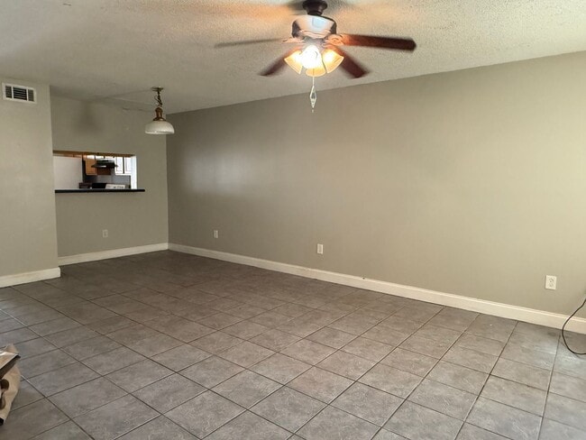 Building Photo - Condo in Kingspoint