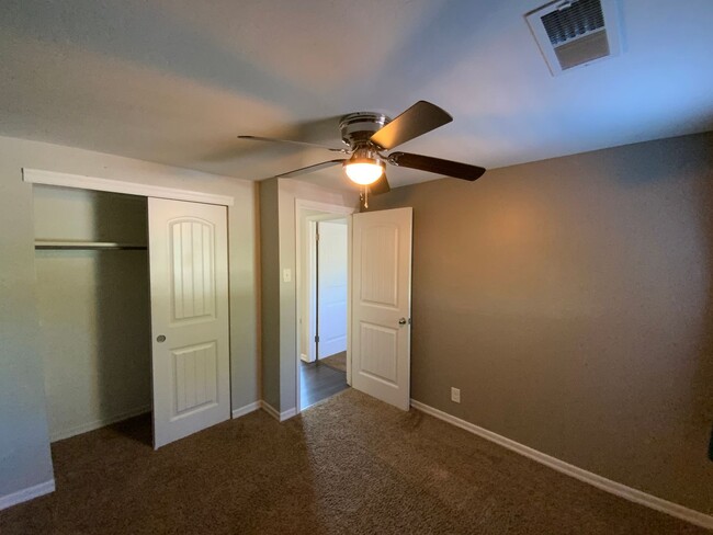 Building Photo - 3 Bedroom Updated Single Story Home Availa...