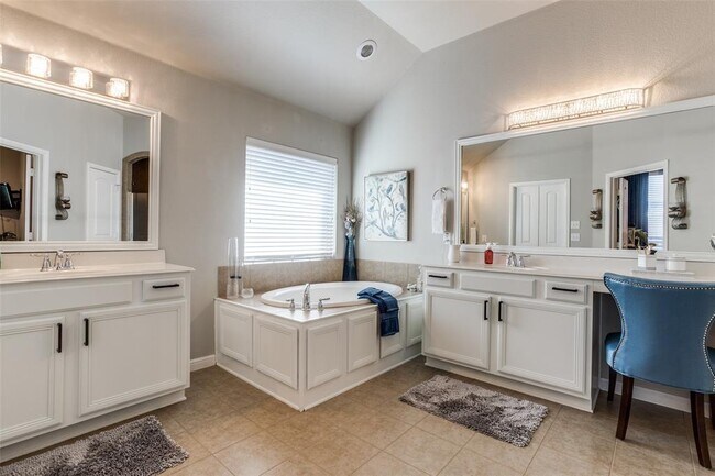 Building Photo - 3208 Thicket Dr