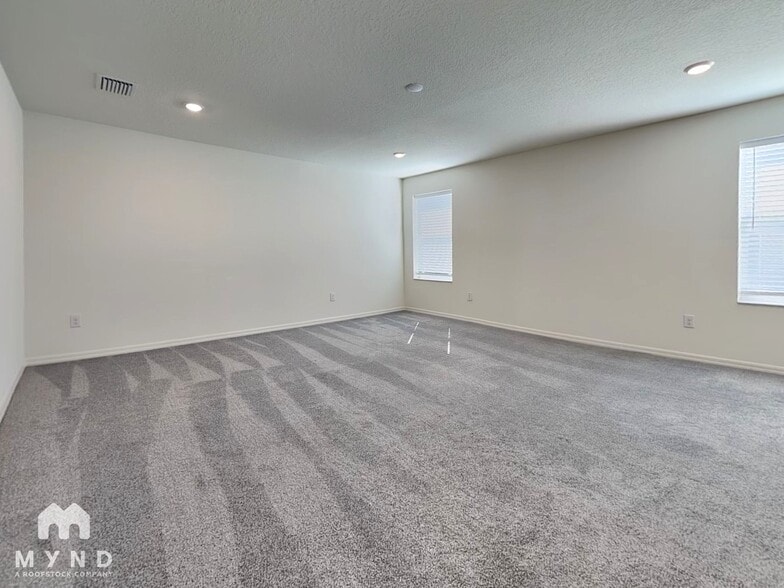 Building Photo - 37450 MacKenzie Dr