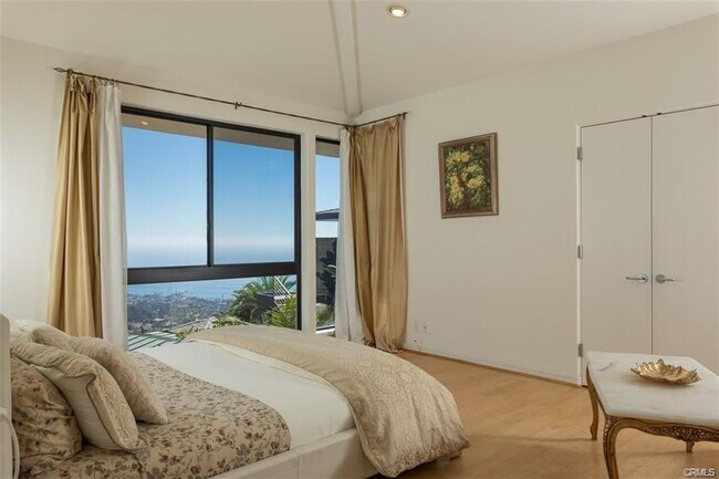 Building Photo - 1326 Skyline Dr