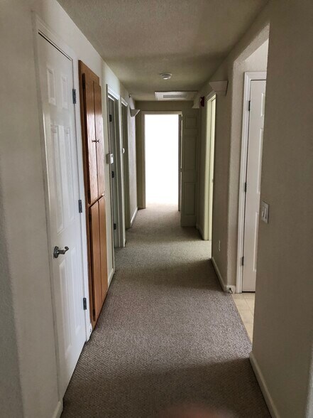 Building Photo - 10001 Woodcreek Oaks Blvd