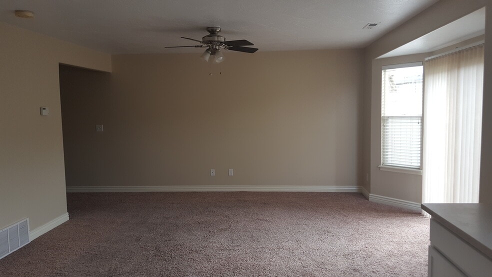 Livingroom - 152 S 1100 W