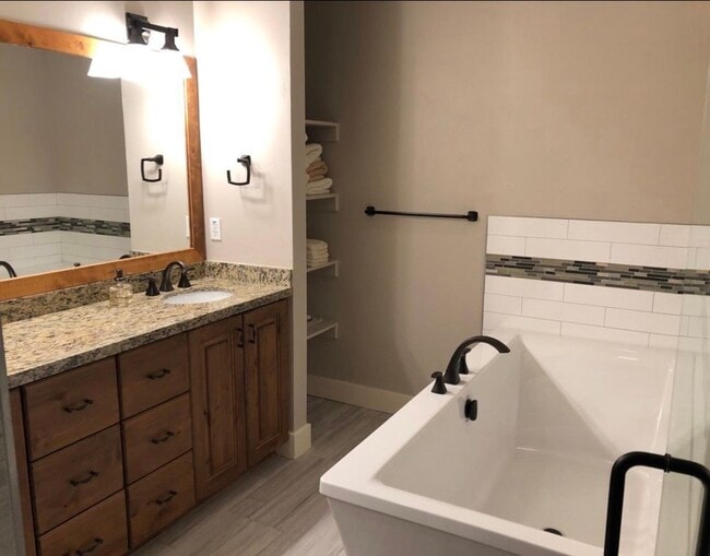 Building Photo - 1975 Paddington Dr