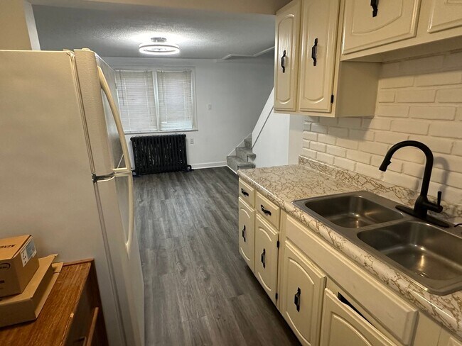 Building Photo - Newly Renovated 3 Bedroom Home