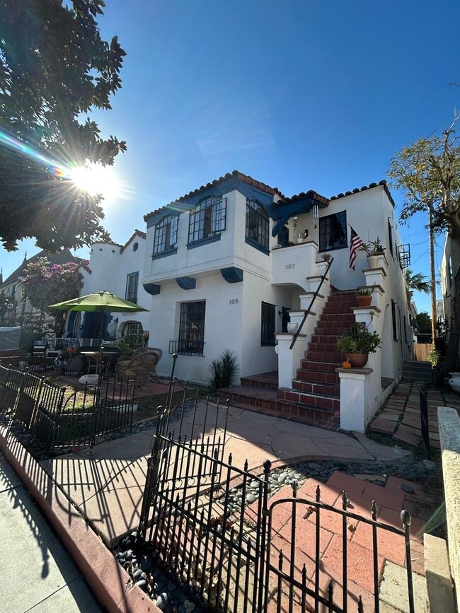 Building Photo - Charming 2bd/1ba Lower Unit Near Beach and...