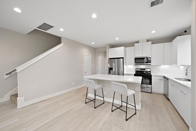 Building Photo - 8670 Easthaven Blvd