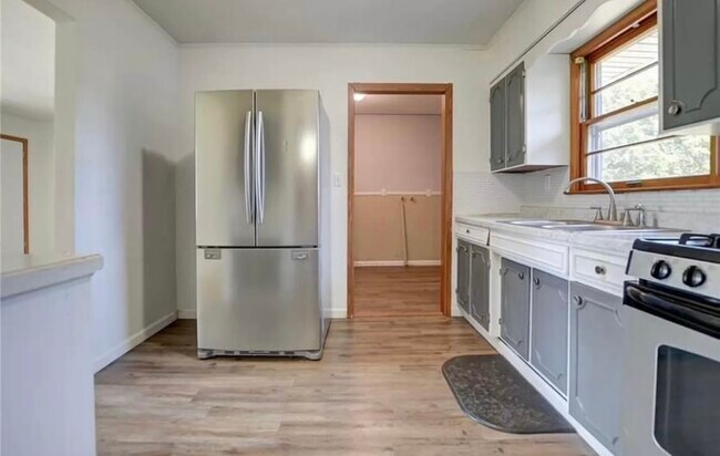 Building Photo - Lincoln Ave