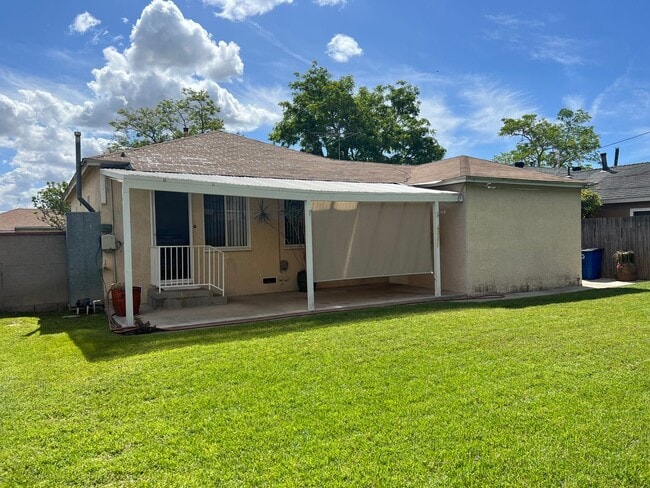 Building Photo - 2 Bedroom, 1 Bath Home with large yard in Lakewood