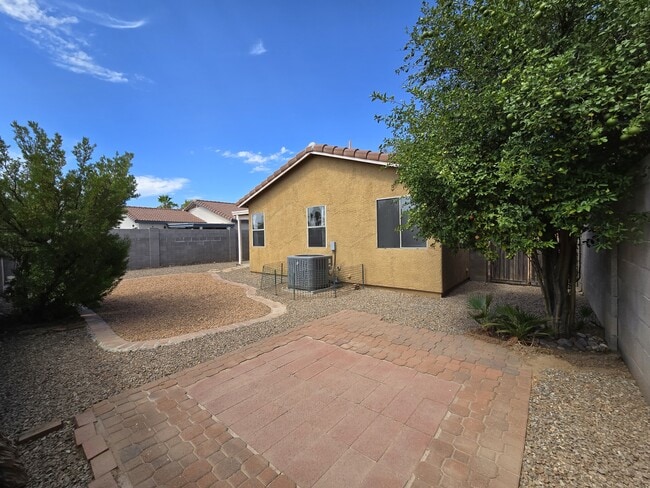 Building Photo - 7980 N Siskiyou Dr