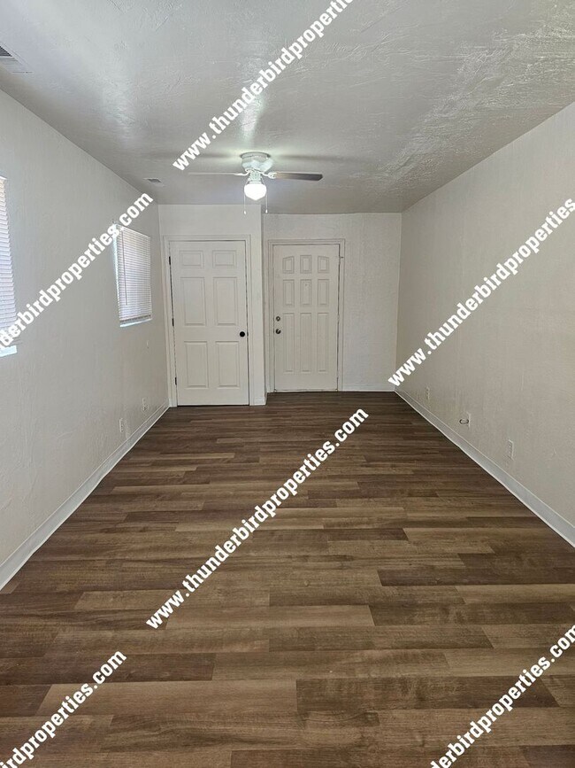 Building Photo - 1206