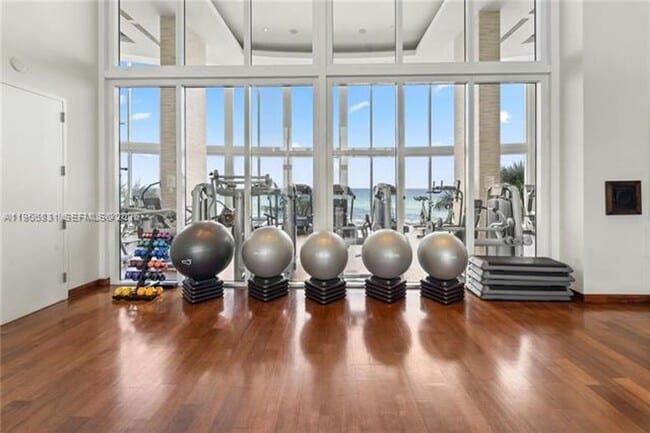 Building Photo - 16001 Collins Ave