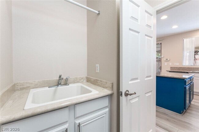 Building Photo - 9440 Highview Rock Ct