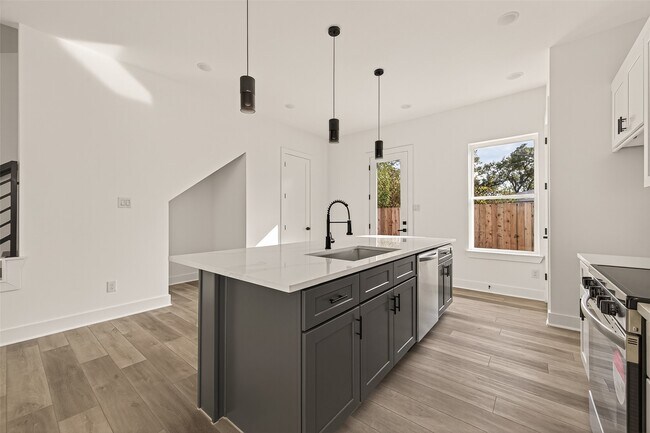 Building Photo - 2475 Carmel St