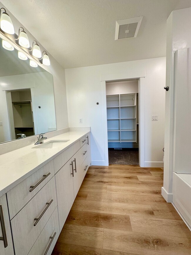 Building Photo - NT 3367