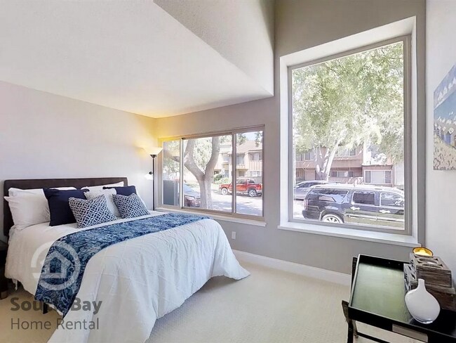 Building Photo - 3BD/1.5BA - Updated Townhouse with Modern ...